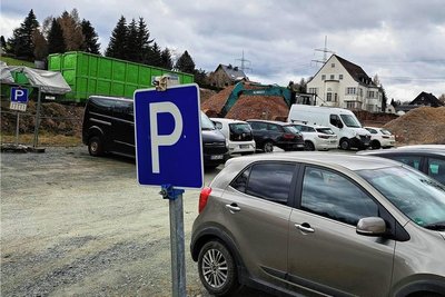Aktuell wird an der Pestalozzi-Grundschule auf Schotter geparkt. Bald soll dort ein echter Parkplatz entstehen. 