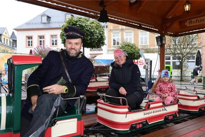 Sie halten die Fäden des Bauernmarktes in der Hand: Tim Zitzkat und Ivonne Schröter (v.l.). Mit im Bild: Elena Bauer, die sich über die Eisenbahn freut.
