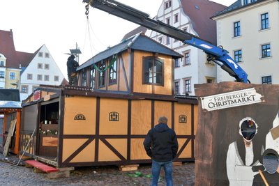 Die Buden vom Christmarkt wurden abtransportiert. Jetzt haben die Händlerinnen und Händler endlich Zeit für ihre Familien.