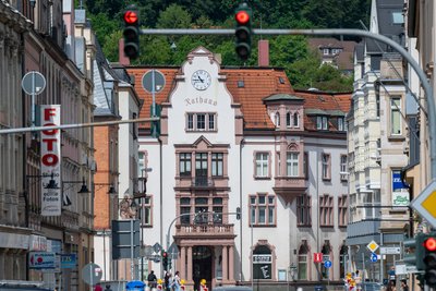 Blick auf das Rathaus von Aue: Am Dienstagabend hat der Wahlausschuss das Wahlergebnis zur OB-Wahl offiziell festgestellt.