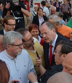 Das Bad in der Menge: SPD Kanzlerkandidat Peer Steinbrück am Donnerstagabend nach seinem Wahlkampfauftritt auf dem Chemnitzer Neumarkt.