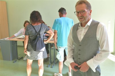 Stadtwahlleiter Udo Neie bei seinem Besuch zu den Landtagswahlen am Sonntag im Wahlbüro 212 in der Zetkinschule in Freiberg.