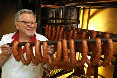 Peter Stöber 2019 an seinem legendären Räucherofen: Am 1. Februar ist der Fleischermeister verstorben. Nun schließt auch seine Fleischerei für immer ihre Pforten.