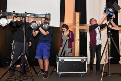 Bereiten die Livestream-Übertragung vor: Patrick Hartung, Fabian Jetter, Christiane Hartung, Vincent Jetter und Conrad Schädlich (von rechts).