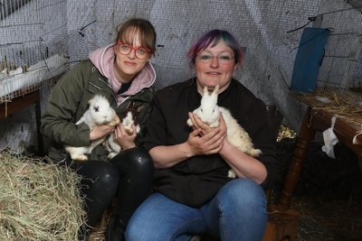 In den Volieren der Kleintiernotstelle werden die geretteten Kaninchen aufgepäppelt. Vereinschefin Jenny Haberland (r.) und Stellvertreterin Denise Relius versorgen die Tiere täglich.