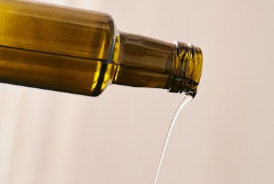 Mit Pflanzenöl kann man Butter häufig ersetzen - davon dann aber etwas weniger verwenden.