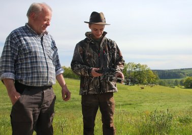 Bei Landwirt Klaus Jakob aus Trieb war Kitzretter Carljohannes Rotter, ein Jungjäger aus Lauschgrün, schon mit Drohne im Einsatz. 