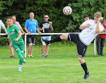 Auch Ali Muradi (l.) und der BSV Eintracht Zschopautal, hier im Ligaspiel gegen Alexander Pilz vom ESV Zschorlau, sind im Sechzehntelfinale des Erzgebirgspokals gefordert. 