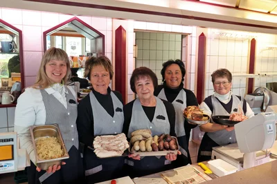 Christina Hergert, Evelyn Stöber, Birgit Wagner, Susan Mehner und Silke Pilz (v. l.) am Freitag, kurz vor der Schließung in der Fleischerei am Neumarkt: Zum Schluss gab es noch mal ein Schlachtfest.