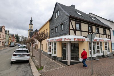 Die Fleischerei am Neumarkt ist seit Freitag für immer geschlossen, langfristig sollen im Haus Wohnungen entstehen.