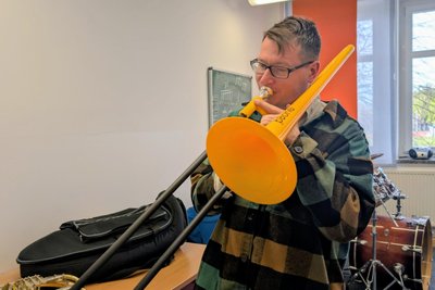 Björn Röhlich beweist, dass auf der Plaste-Posaune gespielt werden kann.