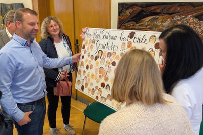 Wahlsieger Marcus Hoffmann (CDU, l.) bekam nach der Sitzung von zwei Frauen im Auer Rathaus ein Bild als Geschenk überreicht.