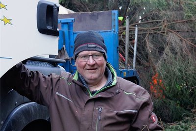 Mittels Kran bekam Lutz Stengl das fünf Tonnen wiegende Schwergewicht auf den Transporter geladen. Er brachte die Ladung unbeschadet auf den Markt.
