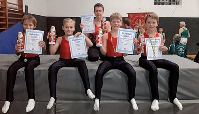 Mit insgesamt vier Medaillen sind die fünf besten Kürturner des ESV Lok Zwickau vom 28. Kürpokal aus Grünhainichen im Erzgebirge zurückgekehrt.