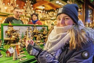 Vanessa Leichsenring aus Annaberg-Buchholz hat im Wichtelstübel der Auer Drechselwerkstatt Uhlig auf dem Annaberger Weihnachtsmarkt nach dem Schneemann gesucht. Sie besitzt bereits drei Räucherfiguren und eine Pyramide aus der Serie und möchte jedes Jahr ein weiteres kaufen. 