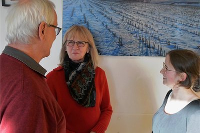  Zur Vernissage spielten Geigerin Vanessa Lutze (im Bild im Gespräch mit den Besuchern Marlies und Jürgen Beck) sowie die junge Pianistin Eliana Krahl und ihre Schwester Timea aus Freiberg am Akkordeon.
