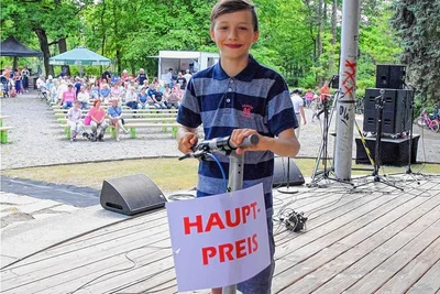 Jonathan Olma (12) will künftig mit dem gewonnenen Elektroroller zur Schule fahren.