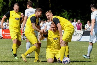 Vaclav Stipek (kniend) lässt sich nach seinem Treffer zum 1:0 von seinen Mannschaftskollegen feiern. Später ließ er bei seinem letzten Auftritt für den VfB noch drei weitere Tore folgen.