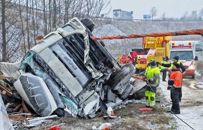 Dieser Sattelzug war auf der Autobahn 4, etwa einen Kilometer nach der Anschlussstelle Hohenstein-Ernstthal, von der Fahrbahn abgekommen und etwa 15 Meter in die Tiefe gestürzt. 