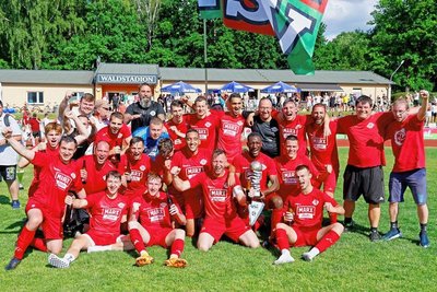 Der Jubel bei den Spielern und Fans des FSV Limbach-Oberfrohna war verständlich: Die nach der Hinrunde auf Platz 4 liegende Mannschaft zog mit einer Rückrunde ohne Niederlage noch an der Konkurrenz vorbei. 