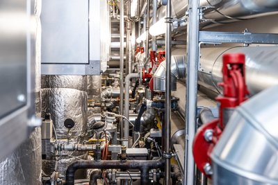 Ein Blick ins Heizkraftwerk im Untergeschoss des Stadtbades. Die Stadtwerke haben aktuell 170 Mitarbeiter. Nach Angaben des Unternehmens werden derzeit 80.000 Vertragskunden betreut.