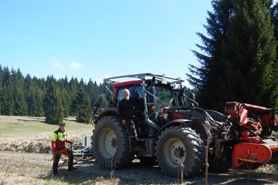 Sachsenforst-Mitarbeiter Franz Kuner (l.) und Mario Kober beseitigen auf der Schwarzwassertalstraße mit einem Wegepflegegerät Spuren der Holzernte.