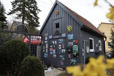 Mit Briefkasten und Klingel versehen, ist der Schuppen von Marcel Sehm ein Rückzugsort für den Tannenberger.