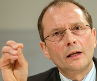 Markus Ulbig (51) ist aktuell Innenminister. Die Dresdner CDU hob den gebürtigen Zinnwalder im Februar auf den Schild, um für die CDU die Kohlen aus dem Feuer zu holen: Im Bund kann sie in Dresden ihre letzte Großstadt-Bastion verlieren. "Der Wahlsieg wird uns nicht in den Schoß fallen", sagt Ulbig. Es gebe eine Chance. Unter dem Eindruck von Pegida wolle er jetzt erst recht "ein Oberbürgermeister des Miteinanders werden". Das gelang Ulbig anfangs der 2000er-Jahre als OB in Pirna. Seine Zeit als Minister prägten eher unpopuläre Fragen wie Personalabbau bei der Polizei. Kabinettschef Stanislaw Tillich sprang ihm jetzt zur Seite: Ulbig sei "einer der besten Innenminister in Deutschland", sagte er. (uk)