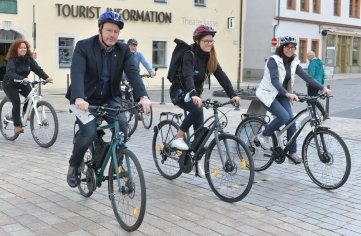 Mitarbeiter der Stadtverwaltung testeten die neuen Touren. 