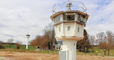 Der Beobachtungsturm im Vordergrund stammt aus Blankenstein. Er wurde niedriger als im Original aufgebaut, um ihn besser besteigen zu können.
