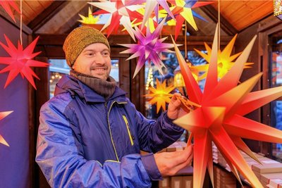 Für Ingolf Kraft ist der Weihnachtsmarkt die einnahmewichtigste Zeit. Nicht selten erklärt er den Kunden, wie viel Arbeit in den Faltsternen steckt. 