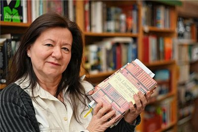 Buchhändlerin Ellen Naumann hat für die Rochlitzer Runde in der Bibliothek unter anderem ein Quiz vorbereitet. 