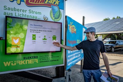 Stefan Spiegel von der Elektrofirma Würkner erklärt an einem Monitor im Sonnenlandpark Lichtenau die Funktionsweise von Fotovoltaikanlagen.