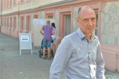 Carsten Dütsch, hier vor dem Wahlraum 210 im Haus Dürer des Freiberger Gymnasiums „Geschwister Scholl“, ist langjähriger Wahlhelfer.