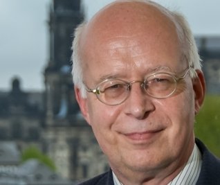 Stefan Vogel (58) ist ein Ur-Dresdner. Er wirbt mit dem Spruch der legendären Musketiere "Einer für alle" auf seinen Wahlplakaten und möchte als Echo wohl "Alle für einen" erleben. Der Betriebswirtschaftler mit Erfahrungen aus den Wohlfahrtsverbänden ist derzeit freiberuflich als Versicherungs- und Finanzmakler tätig. Bis 2013 war er parteilos, dann trieben ihn der Wunsch nach mehr und direkter Mitbestimmung wie über Volksentscheide und der Ärger um den Euro zur Alternative für Deutschland. Seit 2014 sitzt er für die AfD im Dresdner Stadtrat, deren Fraktionsvorsitzender er heute ist. Als Oberbürgermeister, sagt er, wolle er auf Versöhnung setzen und mit allen Seiten reden - als "Einer für alle". (uk)