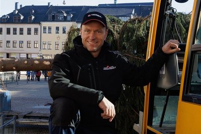Dort übernahm dann noch einmal Kranführer Marcel Friedrich. Er manövrierte die 24 Meter hohe Fichte sicher in die 60 Zentimeter große Einlassöffnung.