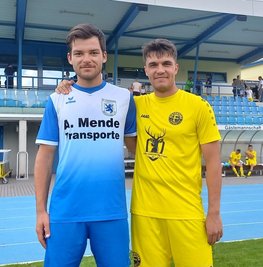 Erinnerungen an gemeinsame Tage: Adrian Wild (l.) wechselte im Sommer zu Germania Mittweida in die Landesklasse, sein ehemaliger Vereinskollege Luis Löbel geht mit Fortuna Chemnitz in die dritte Saison - diesmal in der Sachsenliga. 
