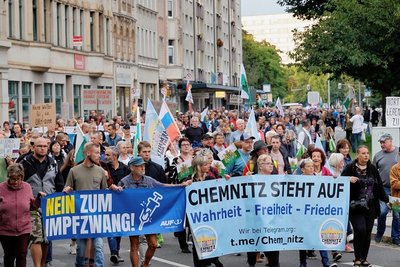 Fahnen des einstigen Königreichs Sachsen, aber auch Russlands prägen das Bild. Auch in Chemnitz geht es bei Demos wie hier am Montag, nicht mehr nur um Corona, sondern auch um den Krieg in der Ukraine und die Folgen. 