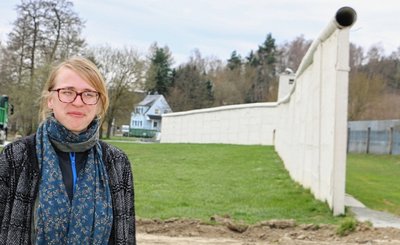 Museumsmitarbeiterin Susan Burger im vorderen Freigelände, welches den Sommer über gesperrt war. Wegen der Umgestaltung führt jetzt ein Weg an der Mauer entlang durch das Areal des Deutsch-Deutschen Museums Mödlareuth. 