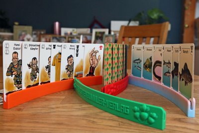 Über den Schlachtenbummler-Verlag werden auch bunte Kartenhalter vertrieben, die vor allem für Kinder gedacht sind.