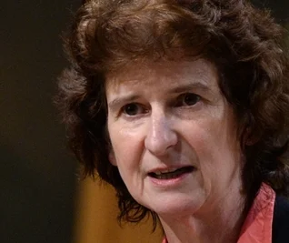 Eva-Maria Stange (58) ist die zweite Ministerin aus der aktuellen sächsischen Regierung. Die SPD-Frau führt das Wissenschafts- und Kunstressort. Und obwohl ihre Partei mit der CDU eine Koalition bildet, tritt Stange für das überparteiliche Bündnis "Gemeinsam für Dresden" an. In ihm spiegelt sich bereits das Kräfteverhältnis im Dresdner Stadtrat wider. Dort haben SPD, Linke und Grüne mit den Piraten eine Mehrheit, die sie gemeinsam kräftig nutzen. Stange hält der Stadt angesichts Pegida "ein Problem mit rechts" vor, mit dem man sich auseinandersetzen müsse. "Dresden braucht einen Aufbruch." So wirbt sie für Weltoffenheit und ein neues Miteinander. Es gehe um Tradition, "aber Dresden ist kein Museum". (uk)