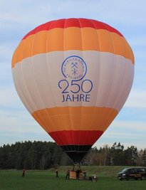 30 Meter ist der Jubiläumsballon der TU Bergakademie hoch. Er misst 5100 Kubikmeter.
