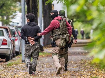 In Chemnitz wurde ein Mann in Gewahrsam genommen, der Kontakt zu dem Syrer gehabt haben soll.