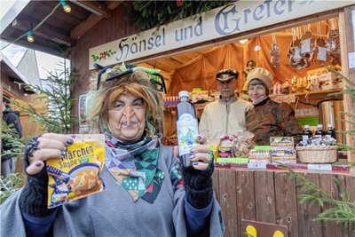 Brigitte Wicklein, alias Hexe Schlotterknie, hat in Ehrenfriedersdorf ihr eigenes "Hänsel und Gretel"-Häuschen, in dem neben Märchensuppe und Wicklein-Pfefferkuchen auch hochprozentiges Hexenblut angeboten wurde - von Rita und Reiner Walther im Märchenkostüm. 