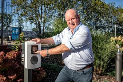 Inhaber Karl Bernhard Schleith zeigt die neuen E-Ladesäulen auf dem Hotelparkplatz am Sonnenlandpark Lichtenau.