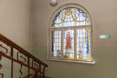 Wer heute nach dem Alten Stadtbad fragt, dem weisen die Annaberger den Weg zum Benediktplatz – in unmittelbarer Nähe des Marktes. Der Name hat sich eingebürgert: Ein anderes, ein neues Stadtbad aber gibt es nicht. Nur eine Schwimmhalle.