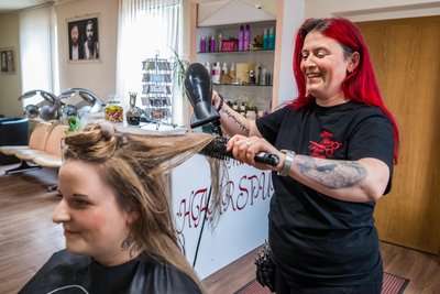 Friseurin Mandy Herrmann aus Bad Schlema sollte Coronahilfen zurückzahlen. Dagegen hat sie sich nun erfolgreich gewehrt.