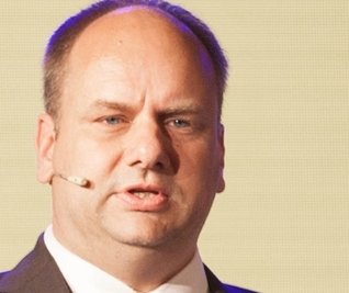 Dirk Hilbert (43) ist ein alter Hase im Dresdner Rathaus. 2001 wurde er als 29-Jähriger Beigeordneter für die FDP, der er bis heute die Treue hält. 2008 stieg er zum Ersten Bürgermei-ster und damit zum Stellvertreter der damals regierenden Helma Orosz (CDU) auf. Während längerer Krankheiten von Orosz, führte er die Stadt unauffällig, aber sicher. Das Image, etwas hölzern und kein großer Redner zu sein, blieb ihm erhalten und galt schließlich als eher authentisch. Pegida macht dem Wirtschaftsbürgermeister Hilbert Sorgen - dienstlich wie privat. Investoren fremdelten mit dem ausländerfeindlichen Klima das der Stadt. Zudem ist der Dresdner mit einer Südkoreanerin verheiratet, die an der Chemnitzer Oper singt. (uk)