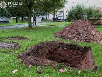 Spezialisten der Polizei ließen den gefundenen Sprengstoff in extra ausgehobenen Löchern kontrolliert detonieren.