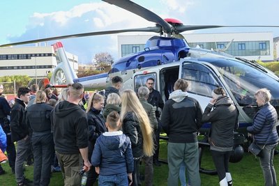 Dicht umdrängt ist der Polizeihubschrauber, der zunächst einige Zeit über dem Gelände der Schneeberger Polizeifachschule kreist und dann landet. 